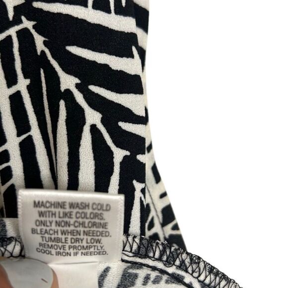 Apt. 9 Geometric Pleated Sleeveless V Neck Blouse Black White Size PM Petite - Picture 5 of 7